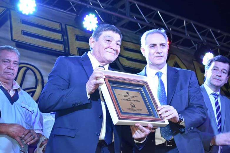González entregó un reconocimiento al Ministro de Gobierno. 