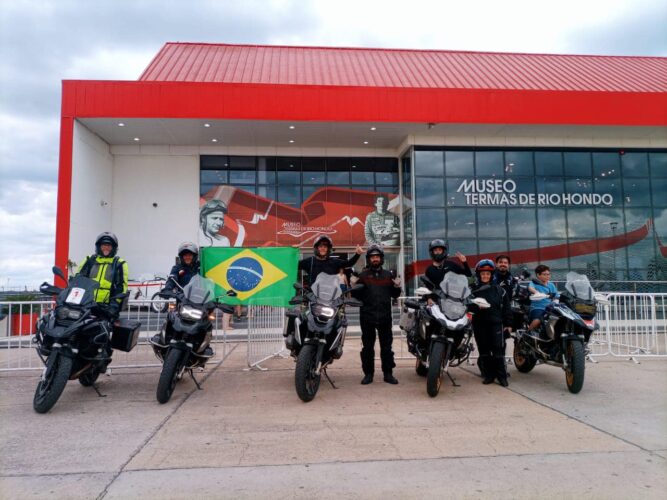 Turistas brasileros visitan el Museo
