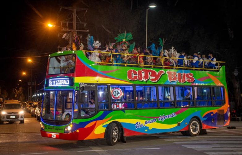 las-termas-este-ano-el-corso-del-carnaval-fue-en-bus-y-los-turistas-lo-celebraron-4