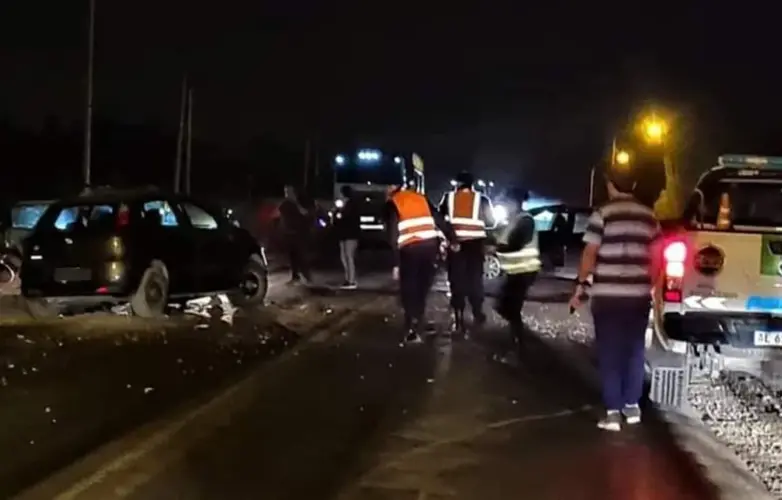 Una mujer murió tras un violento choque entre un camión y un auto sobre ...
