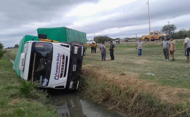 Camionero se desmayó y terminó en medio de una acequia de la Ruta 34 ...