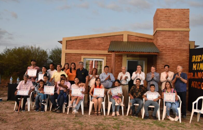 Entrega de Viviendas Sociales a 22 Familias del Departamento Aguirre ...