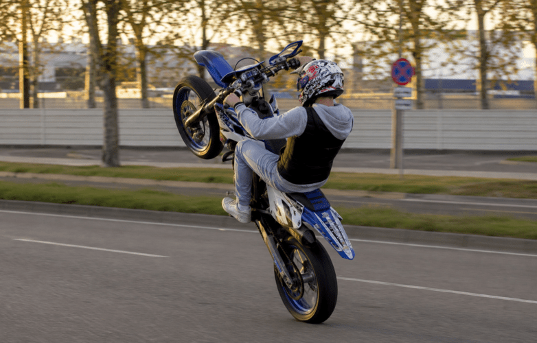 Ni en 80 años: la insólita sanción a un motociclista que reabre un debate que toca a Santiago del Estero
